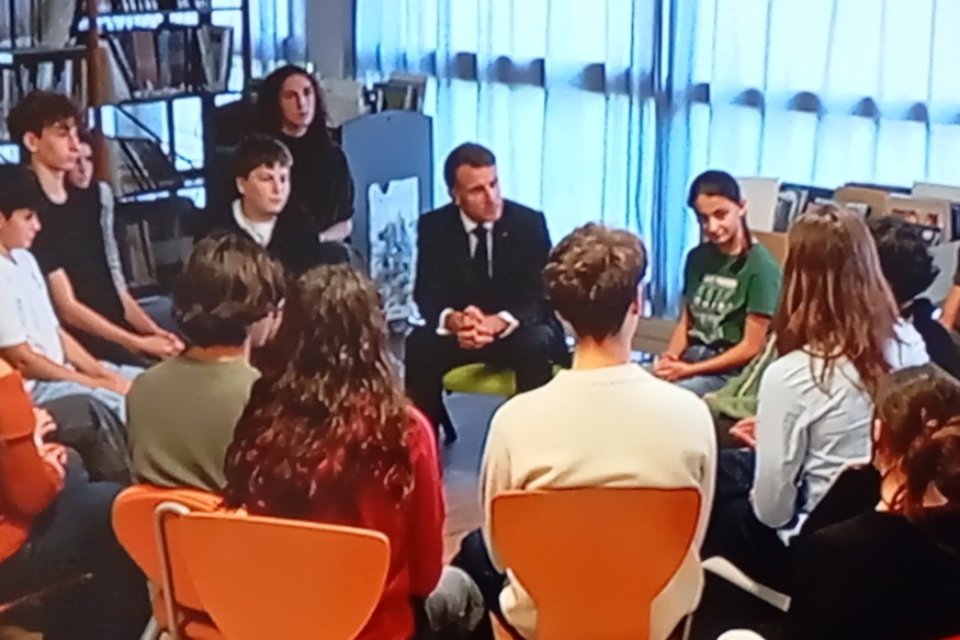 Rochefort : les réseaux sociaux et la majorité numérique au cœur de la visite d'Emmanuel macron