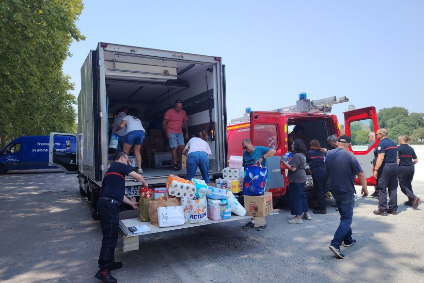 La collecte de dons de l'Union départementale des sapeurs-pompiers de la Charente-Maritime envoie neuf camions de marchandises en Gironde.